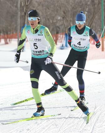 複合男子　後半距離で２位争いを展開する鈴木教究（十日町総合・（５））＝北海道名寄市