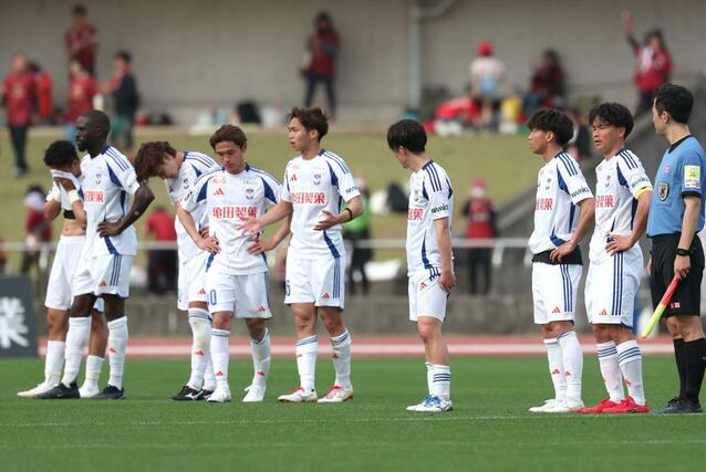 試合に敗れ整列する新潟の選手＝４月１２日、高知市のＧＩＫＥＮスタジアム