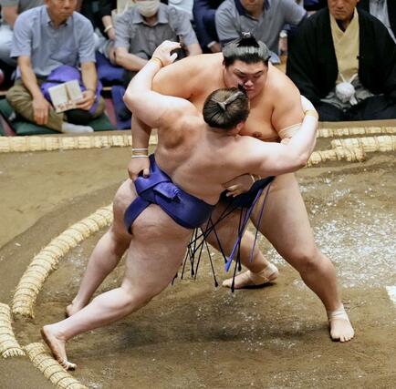 大の里が寄り倒しで安青錦を下す＝両国国技館