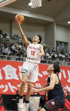 開志国際－福岡大大濠　第３クオーター、開志国際の中塚遼人がシュートを決め、４９－４４＝１１月１０日、新潟市東総合スポーツセンター