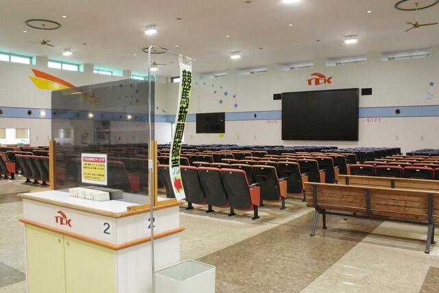 ２０２６年３月の閉鎖が決まった場外馬券発売所「オフト新潟」＝新潟市北区白勢町