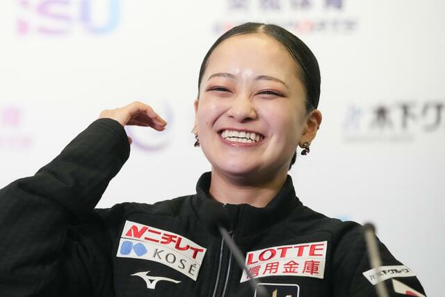 女子で3位となり、笑顔で記者会見する渡辺倫果=重慶(共同)