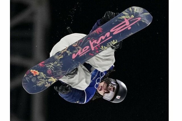 男子ハーフパイプ決勝　技を決める平野歩夢＝リビーニョ（共同）