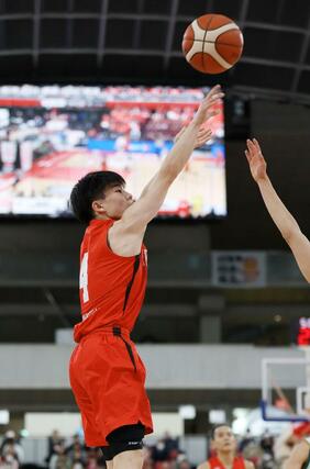 第１クオーター、開志国際の清水脩真がジャンプショットを沈め、８－１３