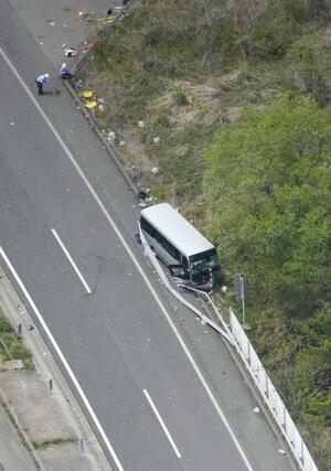 福島県郡山市の磐越自動車道でガードレールに衝突したマイクロバス＝６日午後０時１４分（共同通信社ヘリから）