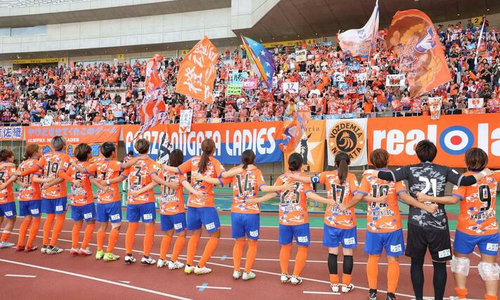 サポーターと喜びを分かち合う新潟Ｌの選手たち＝ビッグスワン