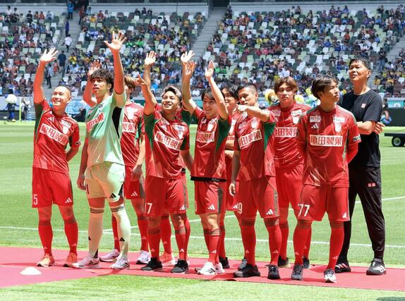 入場する新潟の選手と船越優蔵監督＝ＭＵＦＧ国立