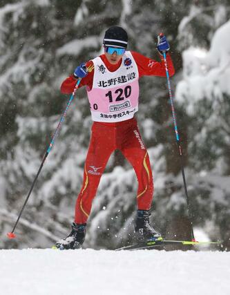 距離 男子5キロフリー 6位の宮下幸大(妙高高原)。1キロすぎの坂を駆け上がる=2025年2月6日、長野県