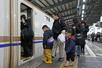 帰省客のUターンで混み合う新幹線ホーム=1月3日、JR新潟駅