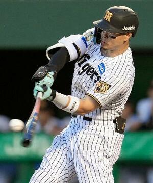 3回阪神1死一塁、佐藤が右中間に2ランを放つ=倉敷