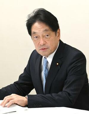 　インタビューに答える自民党の小野寺税調会長＝１７日午後、東京・永田町の党本部