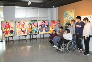 おいらん道中の貼り絵と、制作した「すまいる分水」のメンバーら=燕市五千石