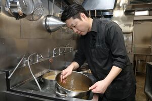 味や品質を保つため、水道水を使ってスープを冷やす「麺や真登」の須田真登さん＝長岡市