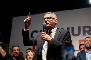北キプロス・トルコ共和国の大統領選で勝利したエルヒュルマン元首相=19日、ニコシア(AP=共同)