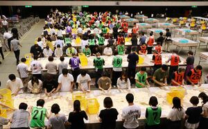 打越さく良氏が当選した参院選新潟選挙区の開票作業＝２１日午後９時すぎ、新潟市中央区の新潟市体育館