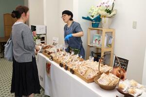 コメと自家製酵母で作るパンを販売する店を開いた堀澤由枝さん=小千谷市本町1