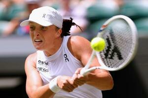 女子シングルス準々決勝でプレーするイガ・シフィオンテク=ウィンブルドン(共同)