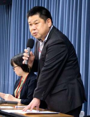 改正給特法などが成立し、記者会見する日教組の山木正博書記長=11日午後、東京都内