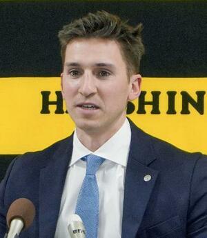 入団記者会見する阪神の新外国人選手、ディベイニー=28日、兵庫県西宮市