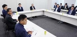 ガソリン税の暫定税率廃止に向けた実務者協議に臨む与野党の幹部ら=6日午前、国会
