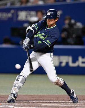 8回ヤクルト2死二、三塁、岩田が二塁へ逆転の2点内野安打を放つ=バンテリンドーム