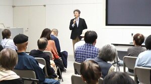 柏崎刈羽郷土史研究会創立50周年記念講演で、柏崎の歴史を語る横村出さん=柏崎市学校町