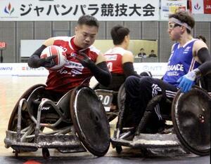 　車いすラグビーのジャパンパラ大会のフランス戦で攻め上がる日本の橋本（左）＝千葉ポートアリーナ