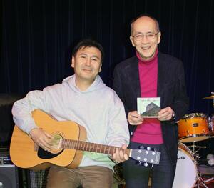 西潟為蔵のテーマソングを作った一本道スヂオさん(左)と西川哲司さん=三条市笹岡