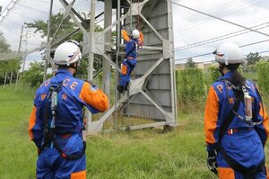 機動警察通信隊が鉄塔のはしごを上り下りした県警機動隊との合同訓練=新潟市東区