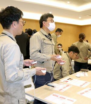働きやすい職場環境へ男性社員が生理痛疑似体験した=加茂市青海町