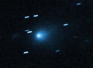 ハッブル宇宙望遠鏡で撮影した彗星(すいせい)「3I/ATLAS」(中央)(NASAなど提供)