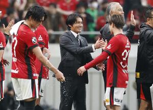 川崎に勝利し選手をねぎらう浦和・田中監督（中央）＝埼玉スタジアム