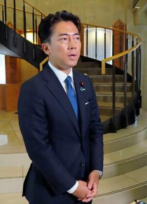 記者団の取材に応じる小泉農相=31日午前、東京都千代田区