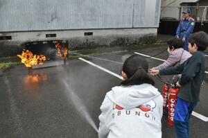 佐梨地区コミュニティ協議会が初めて開いた防災イベント＝魚沼市の小出小学校
