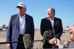 6日、米ニュージャージー州で記者の質問に答えるトランプ大統領(左)とラトニック商務長官(AP=共同)