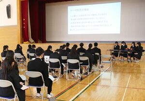 医療の課題や対策に関して探究した成果を発表する三条東高校の医療専攻の生徒=三条市北入蔵2