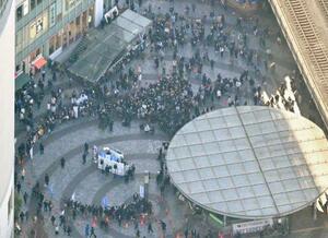 衆院が解散し、政党の街頭演説に集まった人たち。事実上の選挙戦が始まった=23日午後3時3分、東京都千代田区(共同通信社ヘリから)