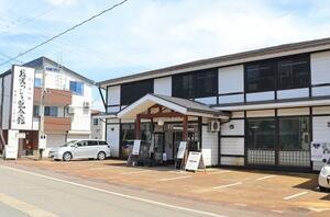 廃業する南雲織物工場が運営する塩沢つむぎ記念館＝２８日、南魚沼市塩沢