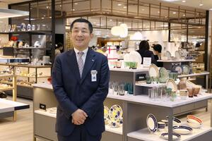 開店当日にいたリビング用品売り場で、「お客さまが数珠つなぎでした」と振り返る池田信昭さん=新潟市中央区の新潟伊勢丹