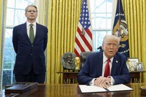 米ホワイトハウスで執務を行うトランプ大統領(右)とベセント財務長官=2月、ワシントン(AP=共同)