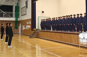 全日本高校選手権に出場する長岡商業高校女子バレーボール部にエールを送った壮行会=12月24日、長岡市西片貝町