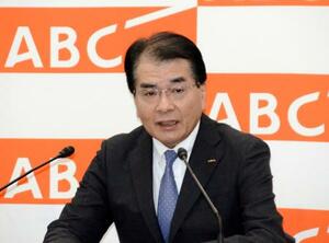 記者会見する朝日放送テレビの今村俊昭社長=30日午後、大阪市福島区