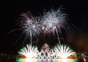 信濃川の水面を染める新潟まつりの花火大会。今夏は中止となった=2024年8月11日、新潟市中央区