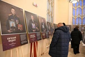 　ウクライナ侵攻で亡くなったロシア兵の遺影を掲げる父親たちの写真展＝１月、モスクワ（共同）