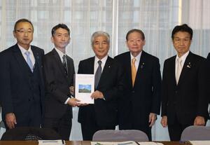世界遺産登録後の佐渡金山を支援する自民党の議員連盟の会合=16日、東京都千代田区