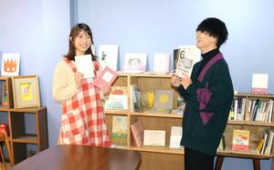 zine作りについて語り合う、まるのさきさん(左)と藤田惠日さん=三条市本町2