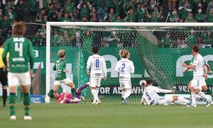 東京Ｖ－新潟　後半４５分、東京Ｖの翁長（２２）に同点ゴールを決められる＝３月１６日、味の素スタジアム