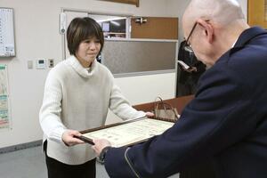 感謝状を受ける高梨由紀子さん=秋葉署