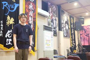 クラウドファンディングへの協力を呼びかける逸見友哉支配人=新潟市中央区古町通6