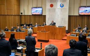 逮捕されるなどした市議の議員報酬支給を停止する条例を可決、成立した熊本県八代市議会=15日午後